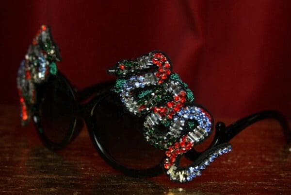 2477 Crystal Beaded Faced Snakes Embellished Sunglasses - Image 4