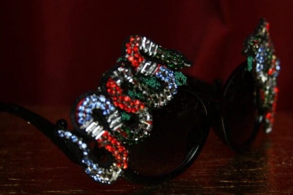 2477 Crystal Beaded Faced Snakes Embellished Sunglasses - Image 5