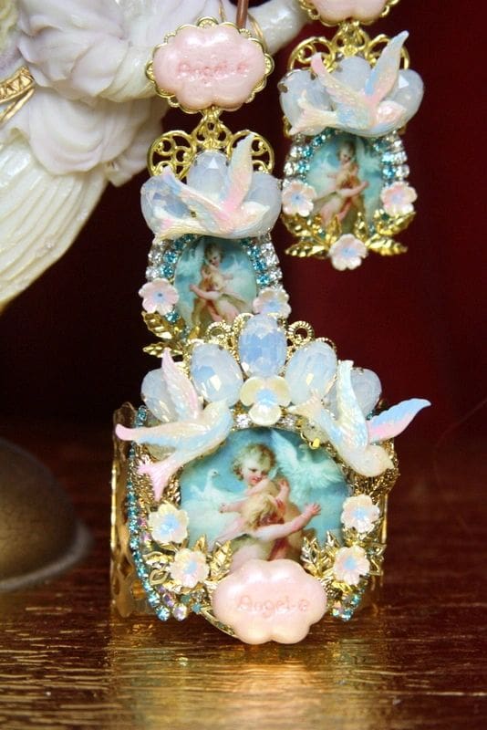 A close up of a decorative object with flowers