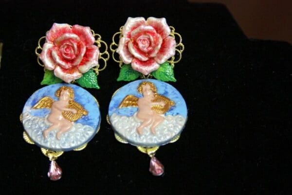 A pair of earrings with a picture on them.