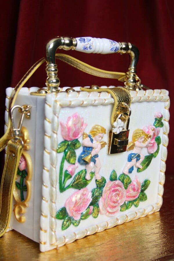 A close up of the handle on a purse