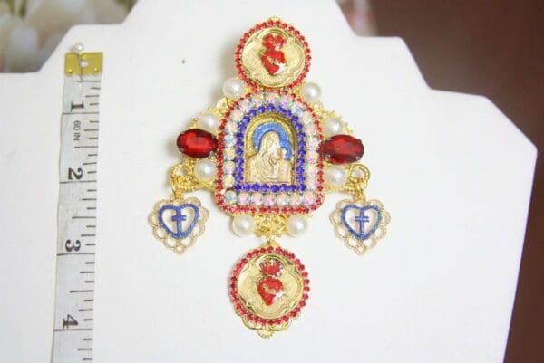 A close up of the front of a brooch