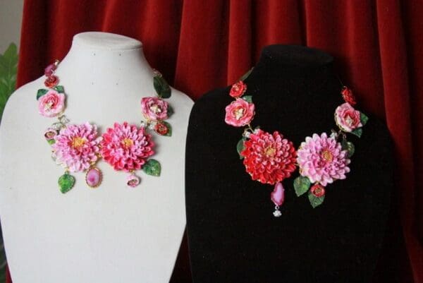 SOLD! 4511 Set Of Genuine Botswana Agate Hand Painted Vivid Chrysanthemum Roses Bee Necklace+ Earrings - Image 4