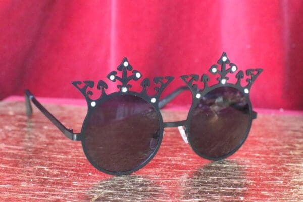 4821 Baroque Elegant Crown Black Sunglasses - Image 2