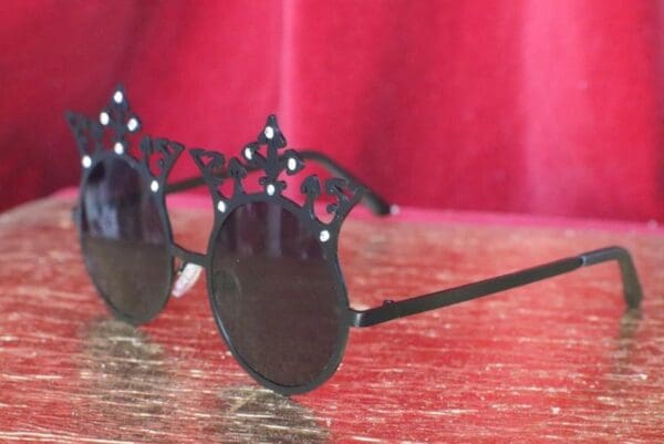 4821 Baroque Elegant Crown Black Sunglasses - Image 8