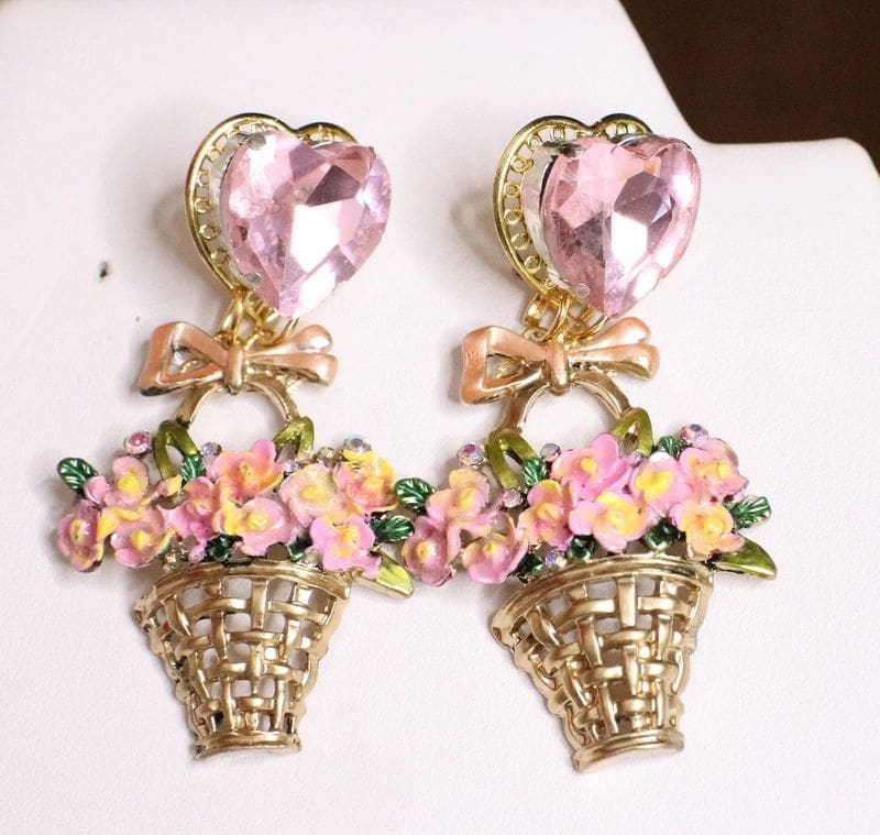 A pair of earrings with flowers in the shape of baskets.