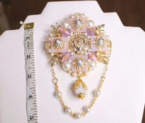 A large brooch with pearls and rhinestones on it