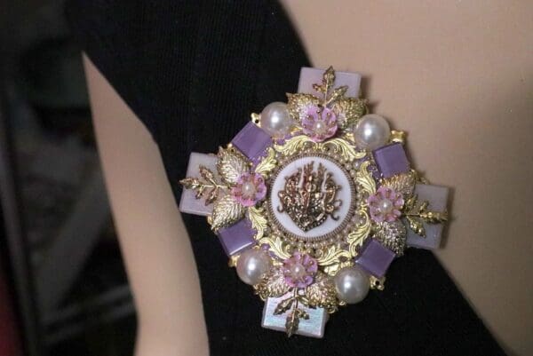 5376 Baroque Lilac Quartz Flowers Iridescent Huge Brooch - Image 5