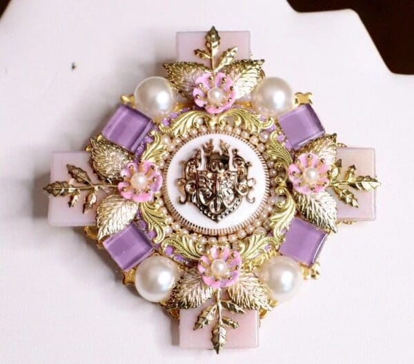 5376 Baroque Lilac Quartz Flowers Iridescent Huge Brooch - Image 7