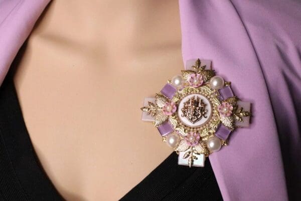5376 Baroque Lilac Quartz Flowers Iridescent Huge Brooch - Image 4