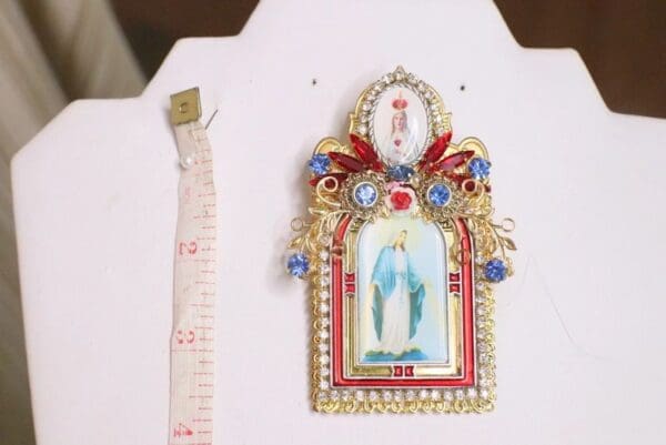 A small picture is next to a measuring tape.