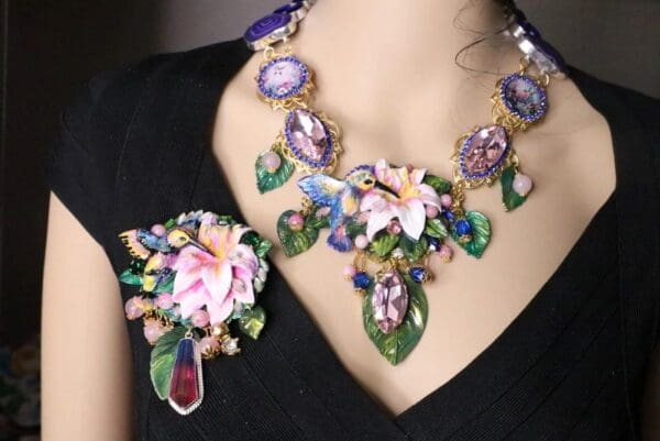 SOLD! 5925 Art Jewelry Genuine Tourmaline Chalcedony Gemstones Hand Painted 3D Effect Vivid Hummingbrid Brooch - Image 8