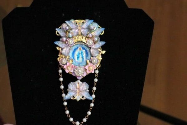 SOLD! 6594 Virgin Mary Butterfly Pastel Cameo Massive Brooch - Image 3