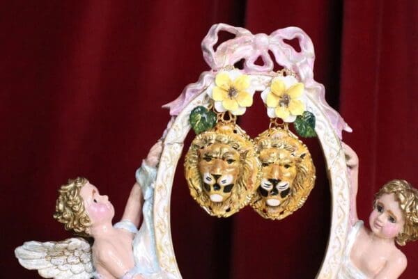 A picture of two lions hanging from the side of a frame.