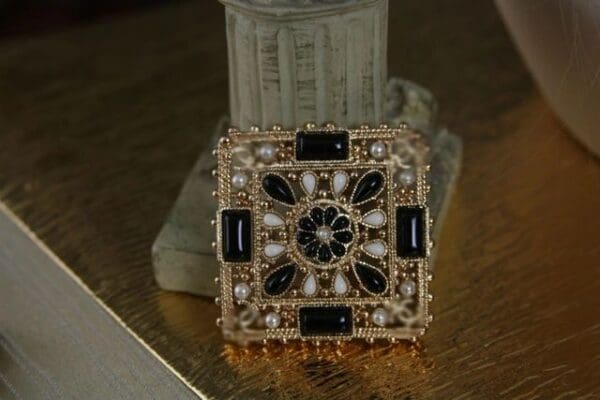 886 Byazantine HUGE blacj Pearl Gold Tone Brooch
