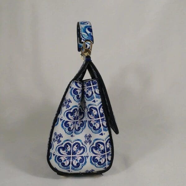 A close up of the handle on a purse
