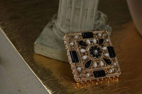 886 Byazantine HUGE blacj Pearl Gold Tone Brooch - Image 2