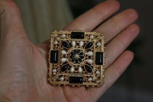 886 Byazantine HUGE blacj Pearl Gold Tone Brooch - Image 5