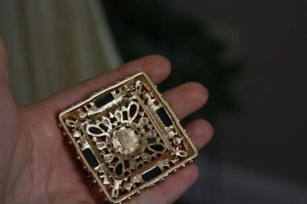 886 Byazantine HUGE blacj Pearl Gold Tone Brooch - Image 3