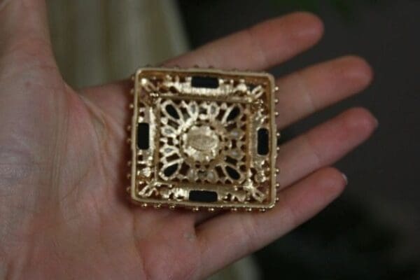 886 Byazantine HUGE blacj Pearl Gold Tone Brooch - Image 4