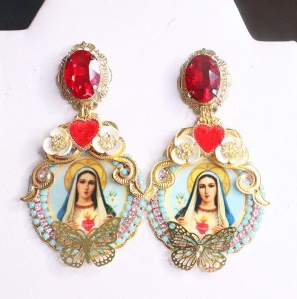 A pair of earrings with a picture of a woman.