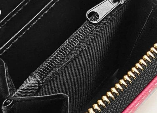 A close up of the zipper on a purse