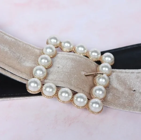 A close up of the buckle on a belt