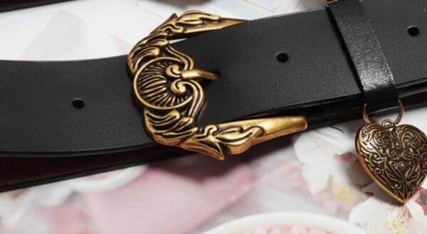 A close up of the buckle on a belt