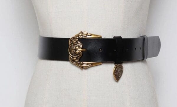 A close up of the buckle on a belt