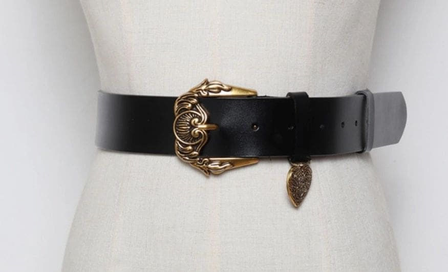 A close up of the buckle on a belt