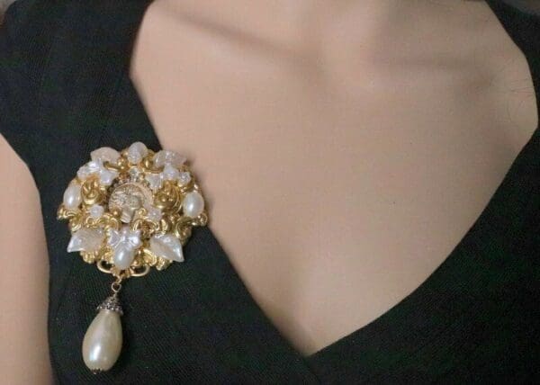 8131 Coco Portrait Classic Pearl Rhinestone Elegant Brooch - Image 2