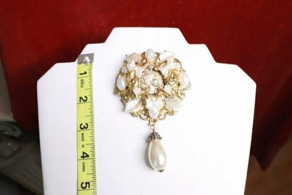 8131 Coco Portrait Classic Pearl Rhinestone Elegant Brooch - Image 5