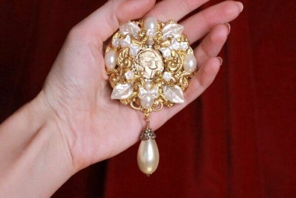 8131 Coco Portrait Classic Pearl Rhinestone Elegant Brooch