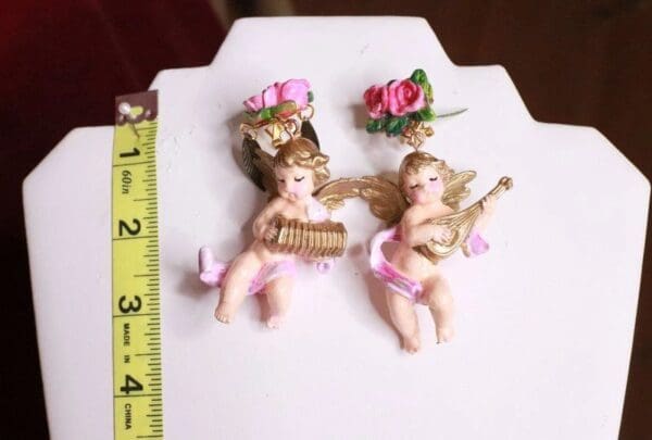 A couple of angels are sitting on the table