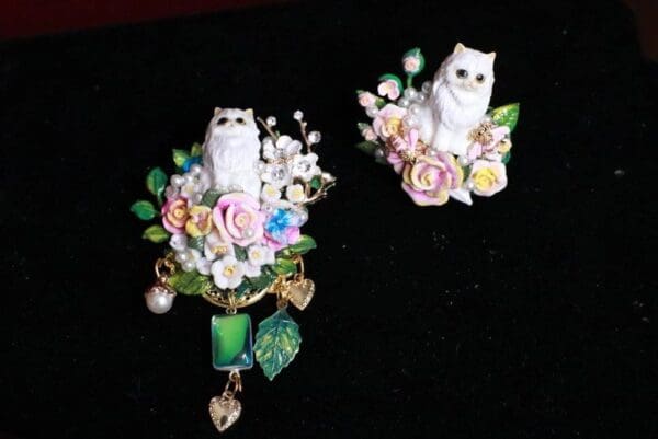 A pair of white cats with flowers on them.
