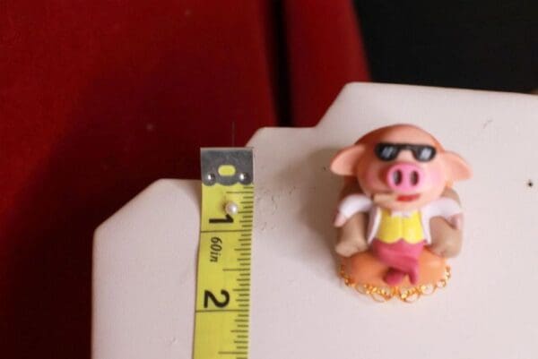 8418 Baroque 3D Effect Adorable Piggy Unique Brooch - Image 3