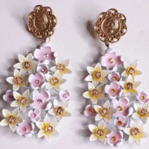 A pair of earrings with flowers on them
