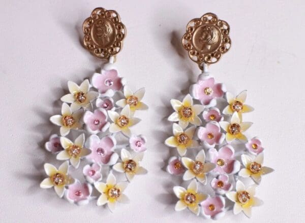 A pair of earrings with flowers on them