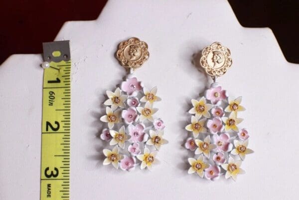 A pair of earrings with flowers on them