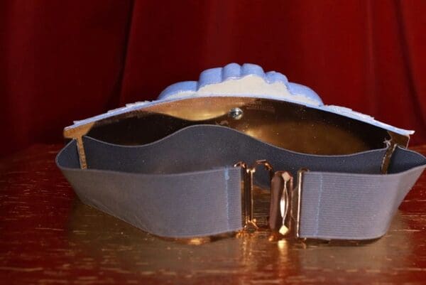 A close up of the lid on a hat