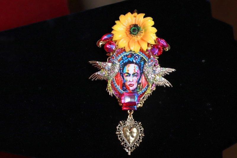 A picture of frida kahlo with a sunflower and heart.
