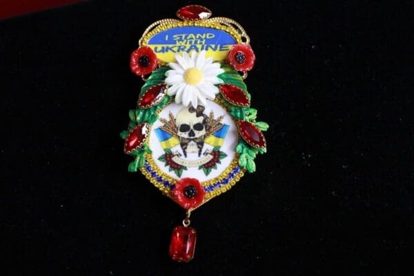 A picture of the front of a necklace.