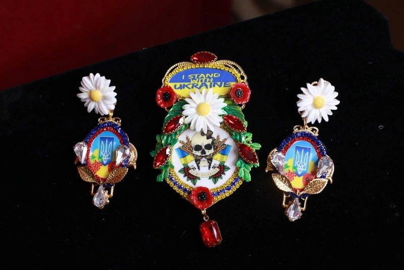 A set of earrings and a brooch with flowers.