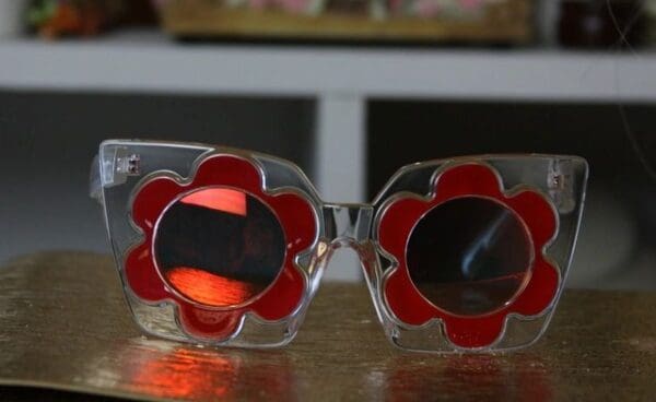1103 Designer Inspired Daisy Frame Fancy Sunglasses Shades - Image 3