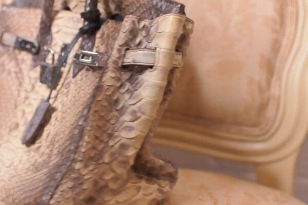 A close up of the handle on a purse
