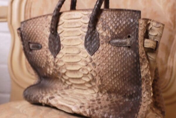 A close up of the handle on a bag
