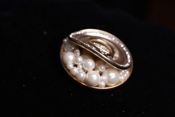 9929 Brooch Can Pearl Fancy