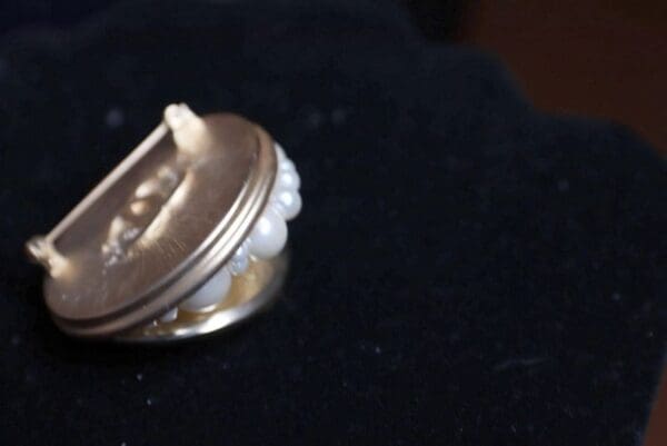 9929 Brooch Can Pearl Fancy - Image 3
