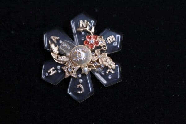 9930 Brooch Can Pearl Fancy