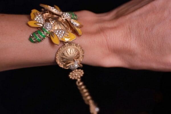 9945 Enamel Baroque Bee Adjustable Bracelet - Image 3